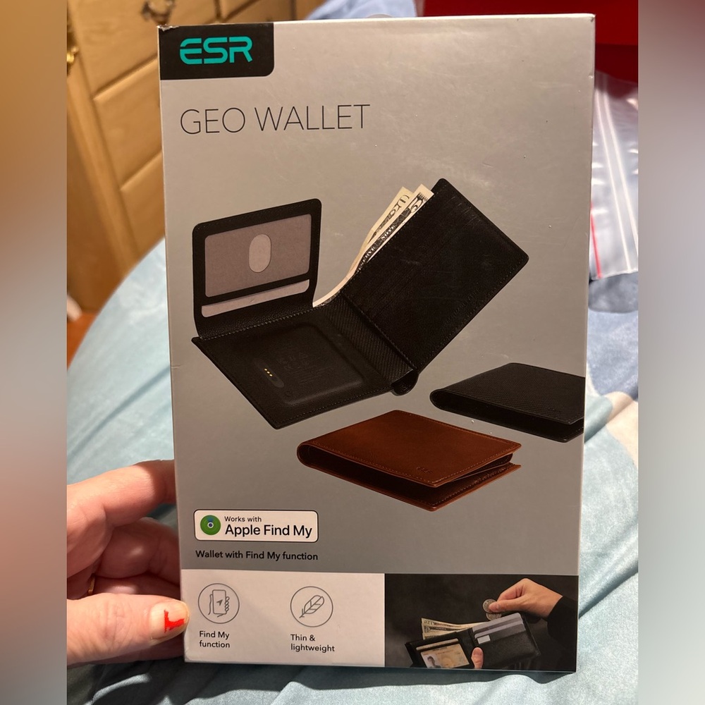 NWT ESR Geo Wallet with Apple Find My Function